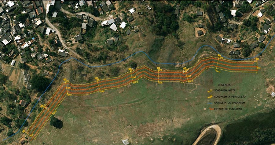 Luftbildaufnahme der Hügelregion von Boa Vista, in der Entwässerungsrinne, Stützpfähle und Probebohrungen eingezeichnet sind