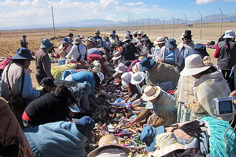 © commundo.org: Bolivien El Alto Atapi – Geteiltes Essen - anlässlich eines Treffens der Produktionsgruppen in Amachuma (im 10. Distrikt von El Alto bei der Gruppe Apalla). Rund 150 Personen aus den vier Gruppen und ihren Angehörigen nahmen daran tei