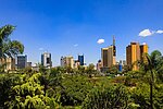 Skyline von Nairobi, Kenia, mit grüner Parkumgebung im Vordergrund