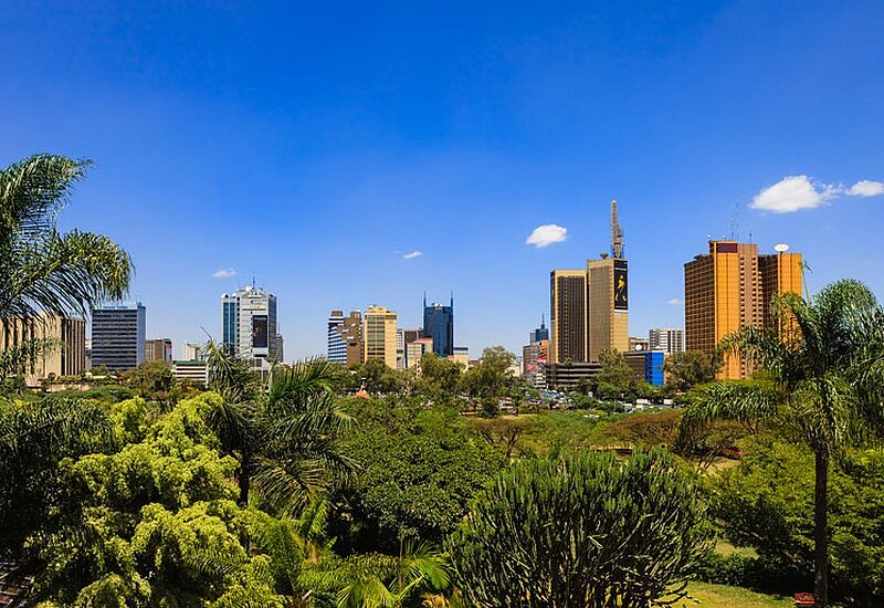Skyline von Nairobi, Kenia, mit grüner Parkumgebung im Vordergrund
